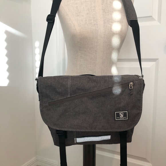 Oiwas Messenger Bag - Picture 7 of 16